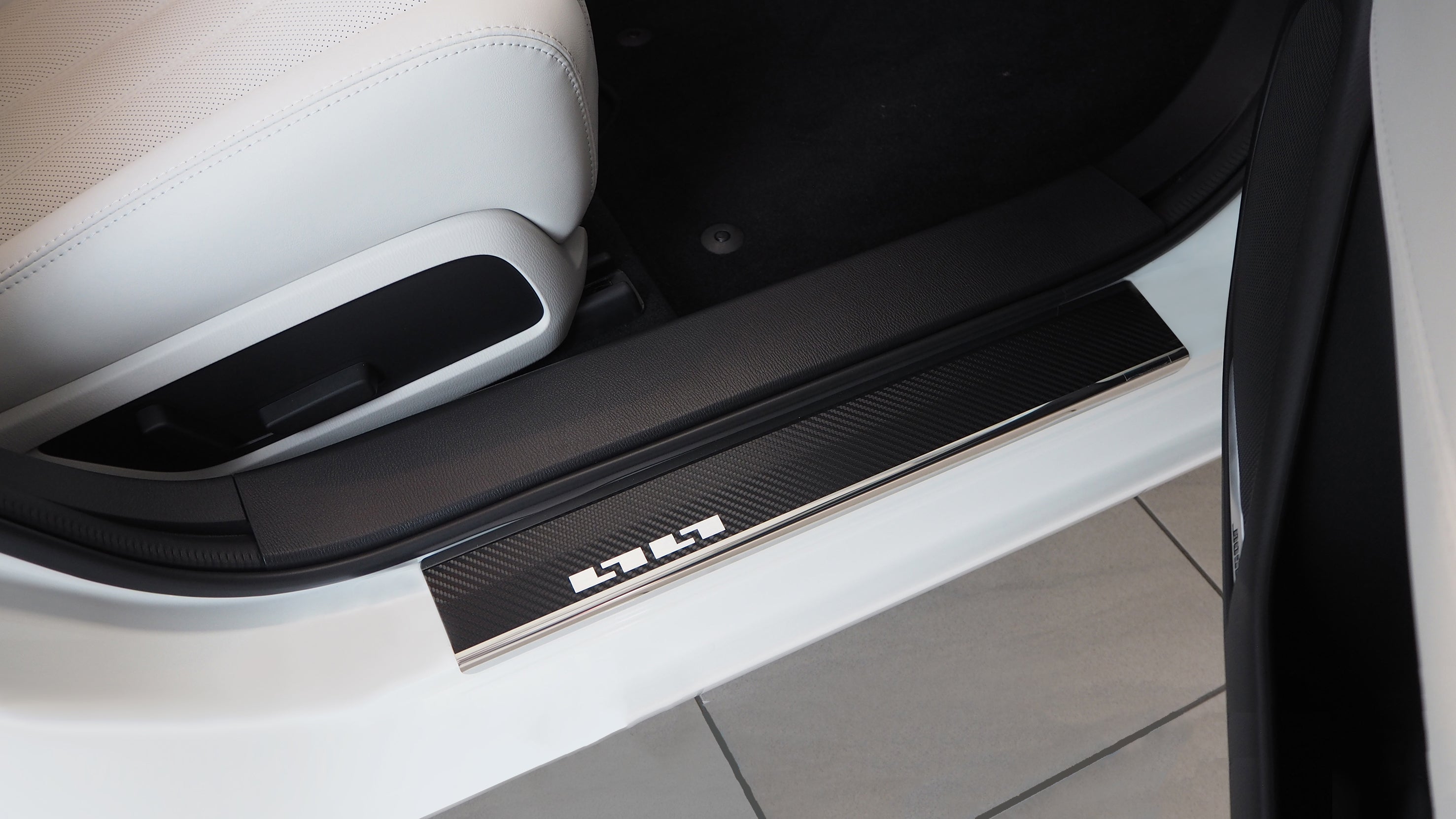 Tröskelskydd till Mazda 6 III 2013–2024 – Kolfiber-look (stål)