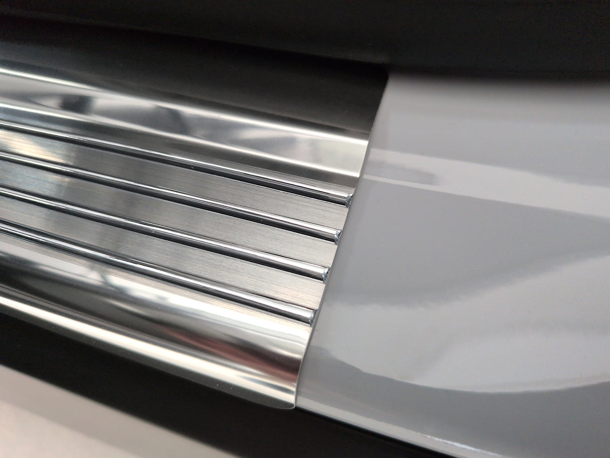 Tröskelskydd Mitsubishi Outlander IV 2025+ – svart stål