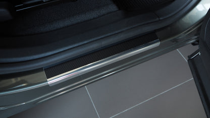 Tröskelskydd till Peugeot 5008 II 2017–2024 – Kolfiber-look (stål)