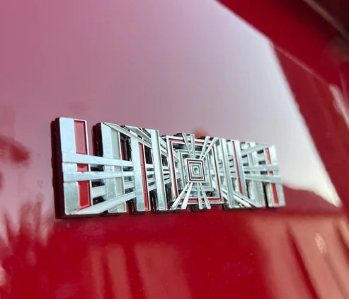 produktbillede fra forsiden viser Tesla Plaid Emblem/Badge Silver - TESLA