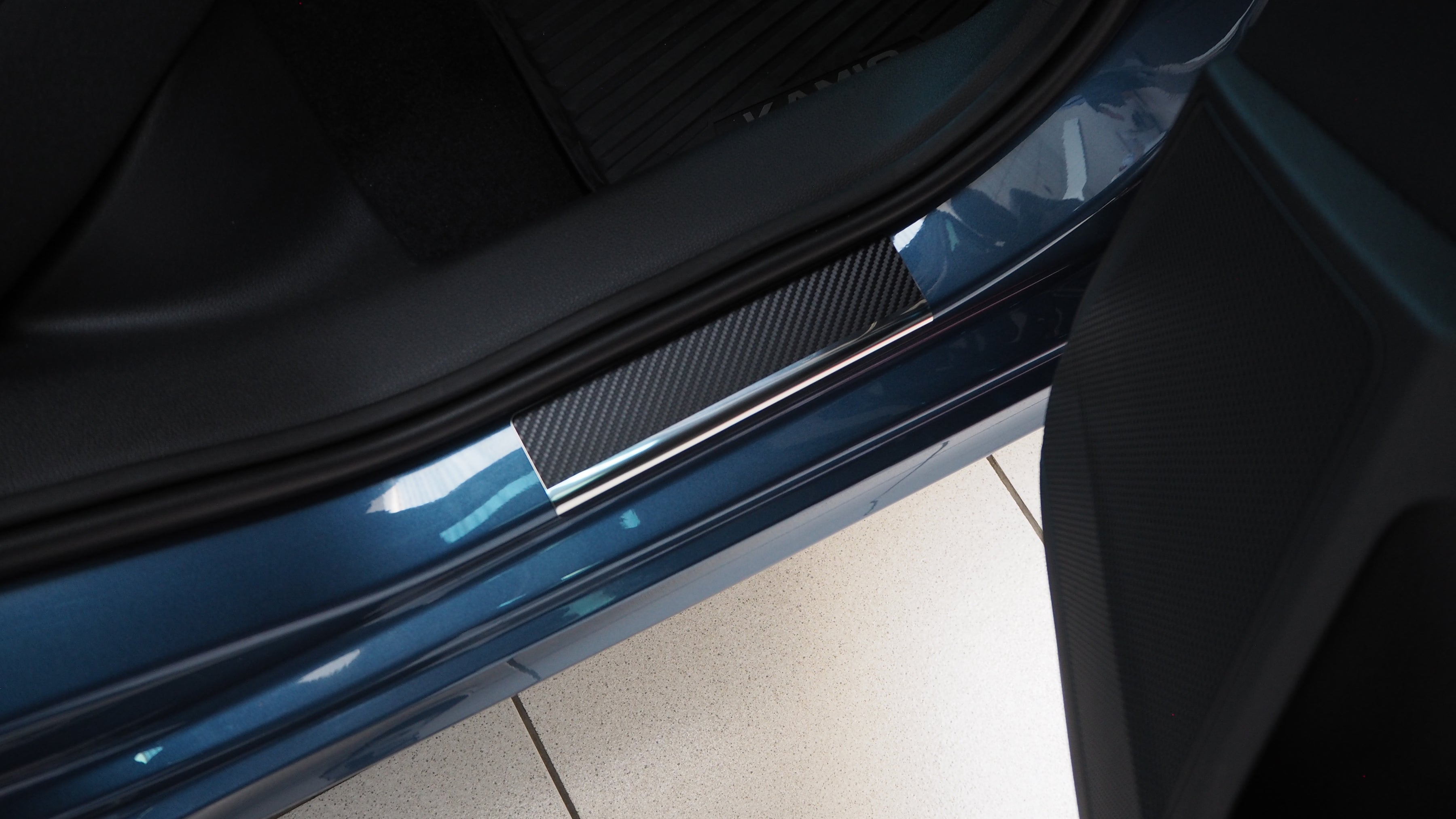 Tröskelskydd till Skoda Kamiq/Kamiq FL 2019–2023 – Kolfiber-look