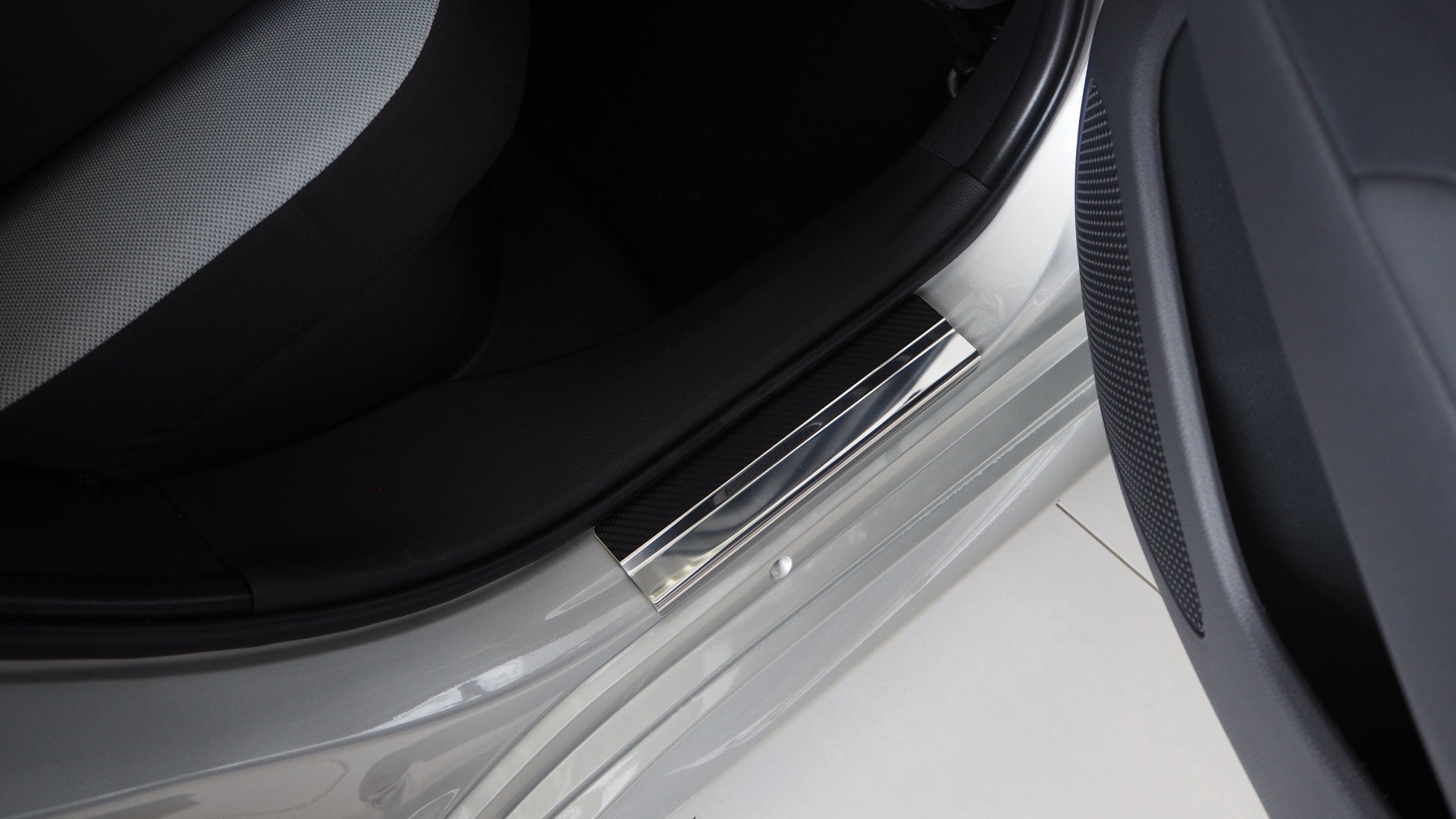 Tröskelskydd Corolla XII Kombi 2020+ – kolfiber-look (stål)
