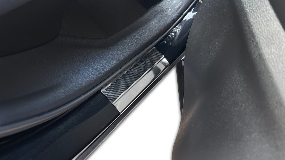 Tröskelskydd Toyota C-HR II 2023+ – kolfiber-look