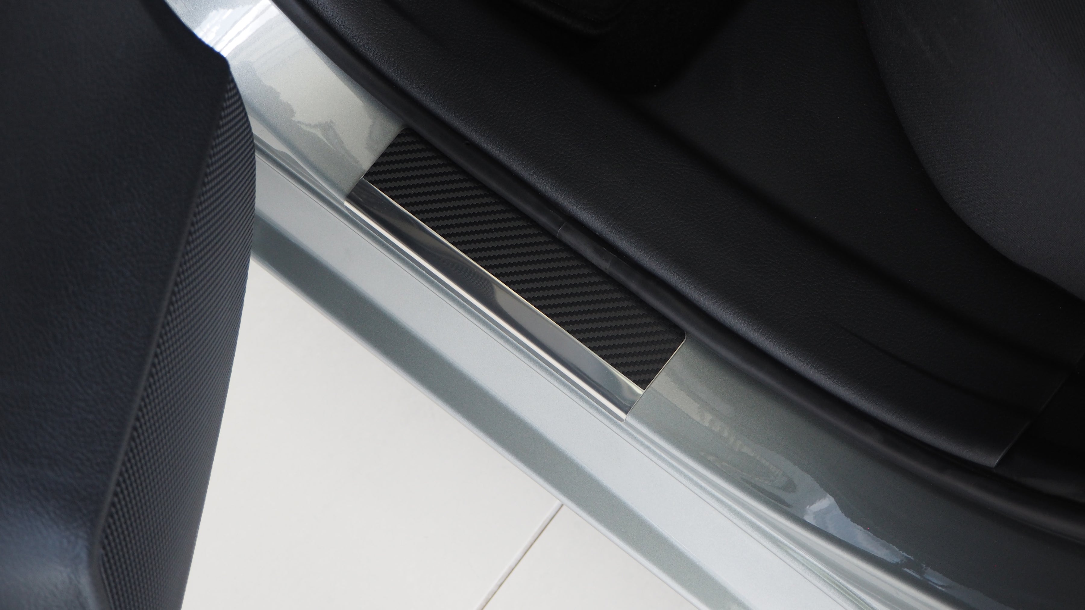 Tröskelskydd Toyota Auris II 5D 2013–2019 – kolfiber-look