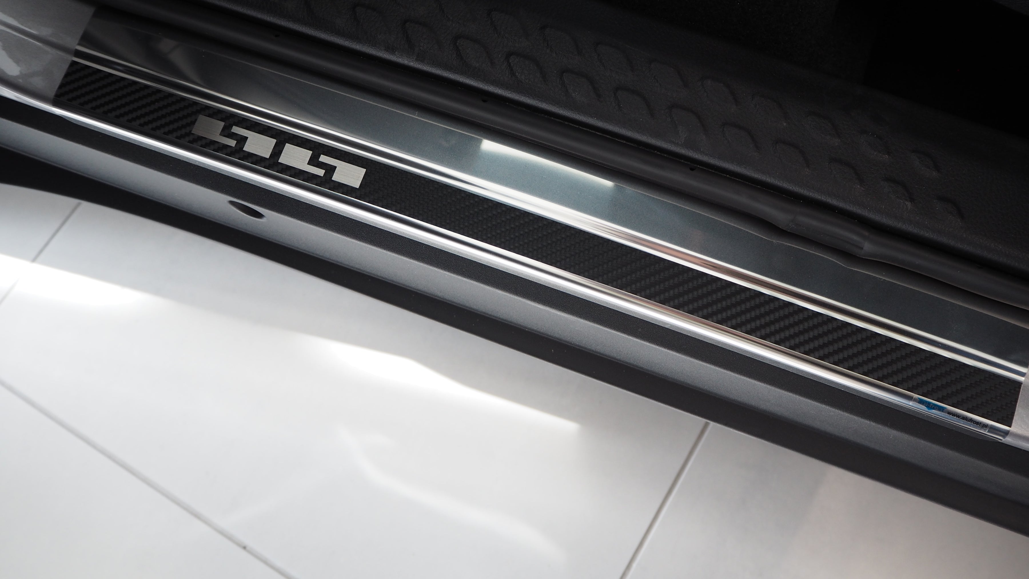 Tröskelskydd till Toyota C-HR 2016–2023 – Kolfiber-look