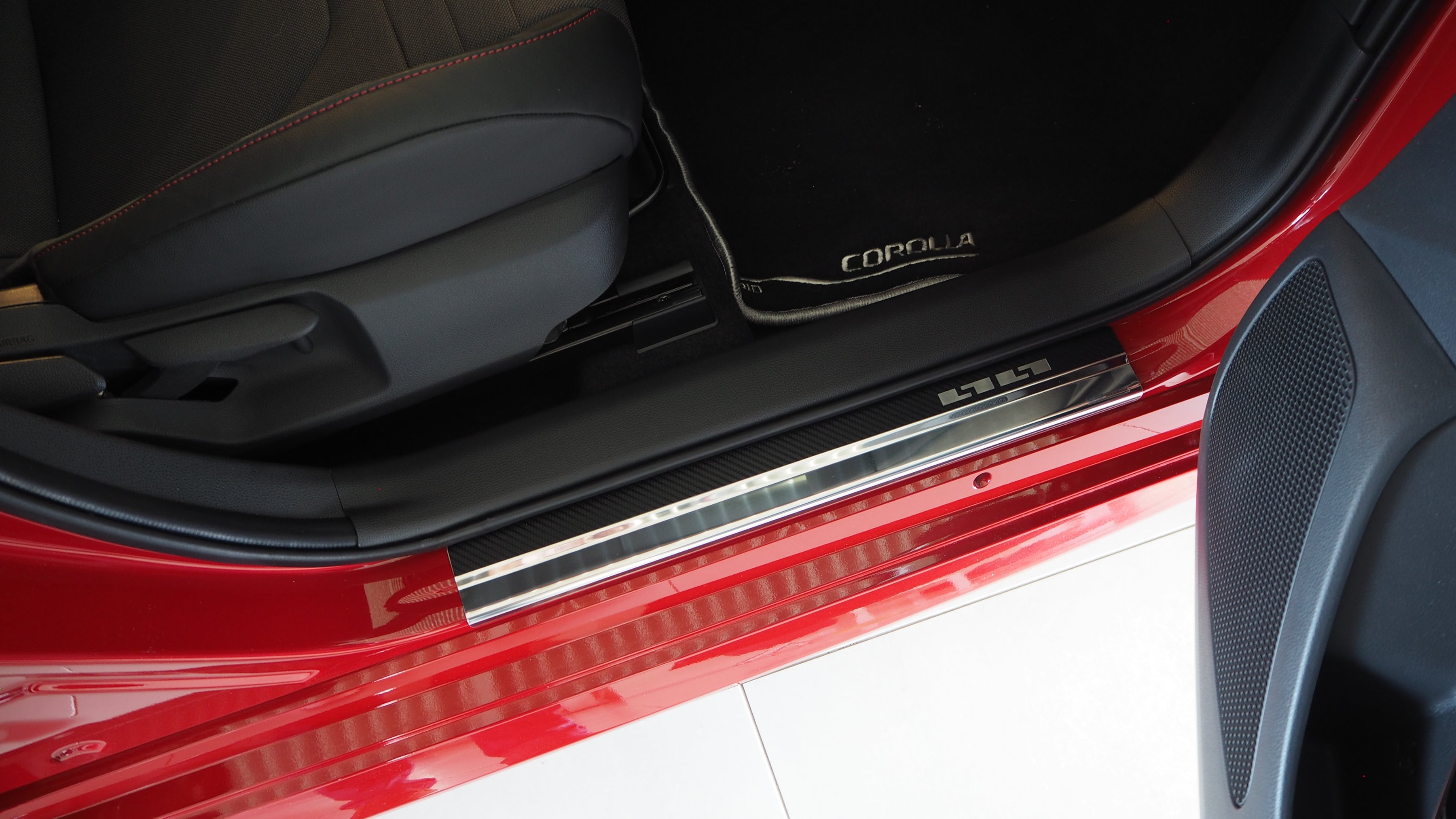 Tröskelskydd till Toyota Corolla XII 5D 2019+ – Kolfiber-look