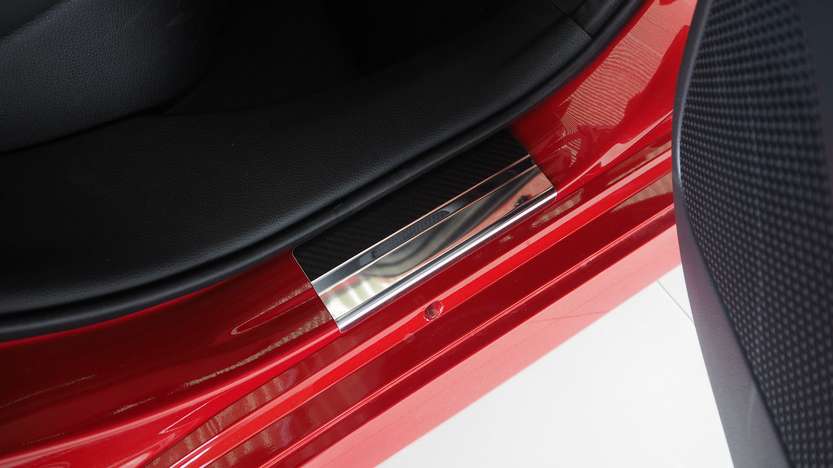 Tröskelskydd till Toyota Corolla XII 5D 2019+ – Kolfiber-look