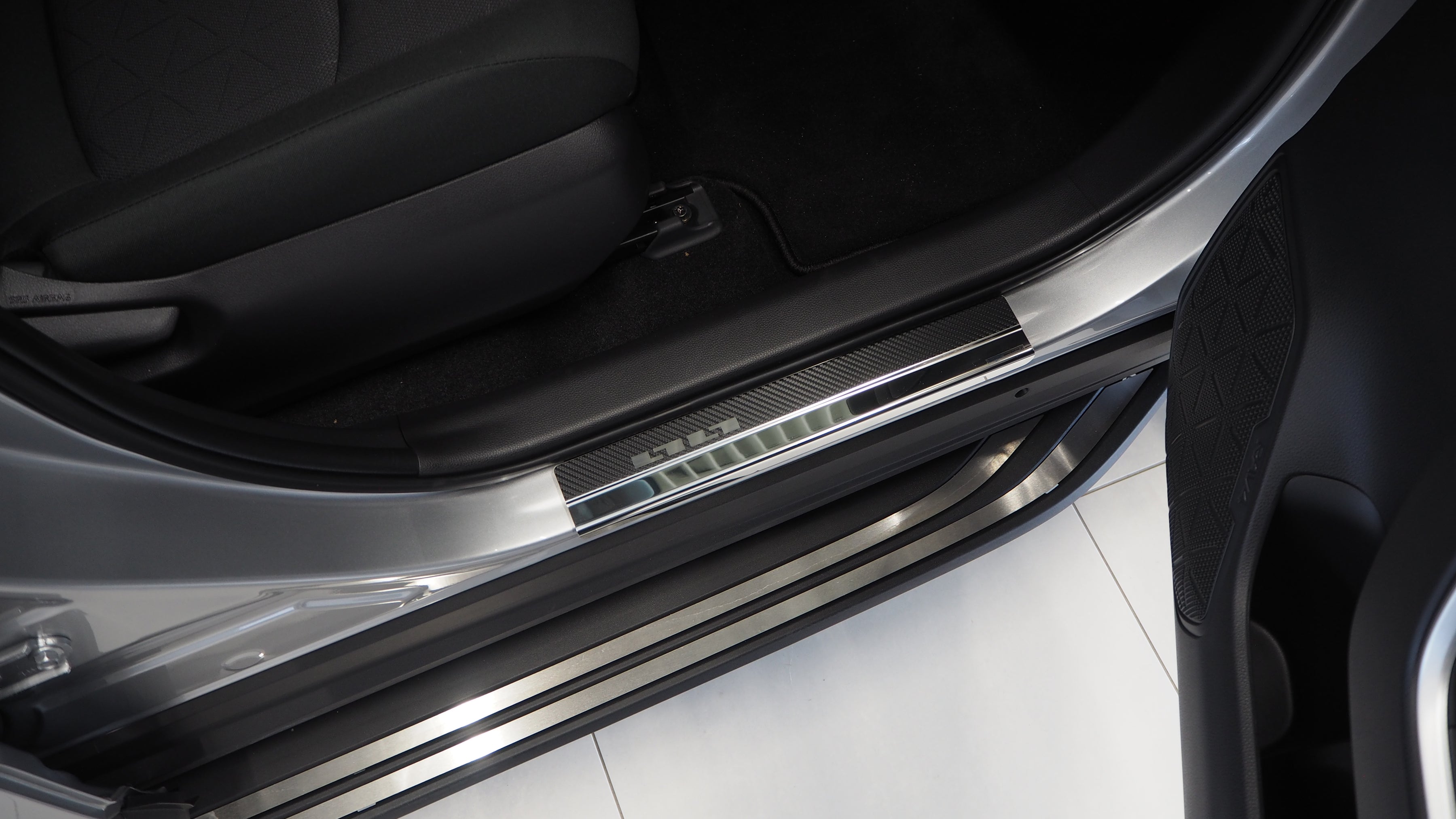 Tröskelskydd Toyota RAV4V 2019+ – kolfiber-look
