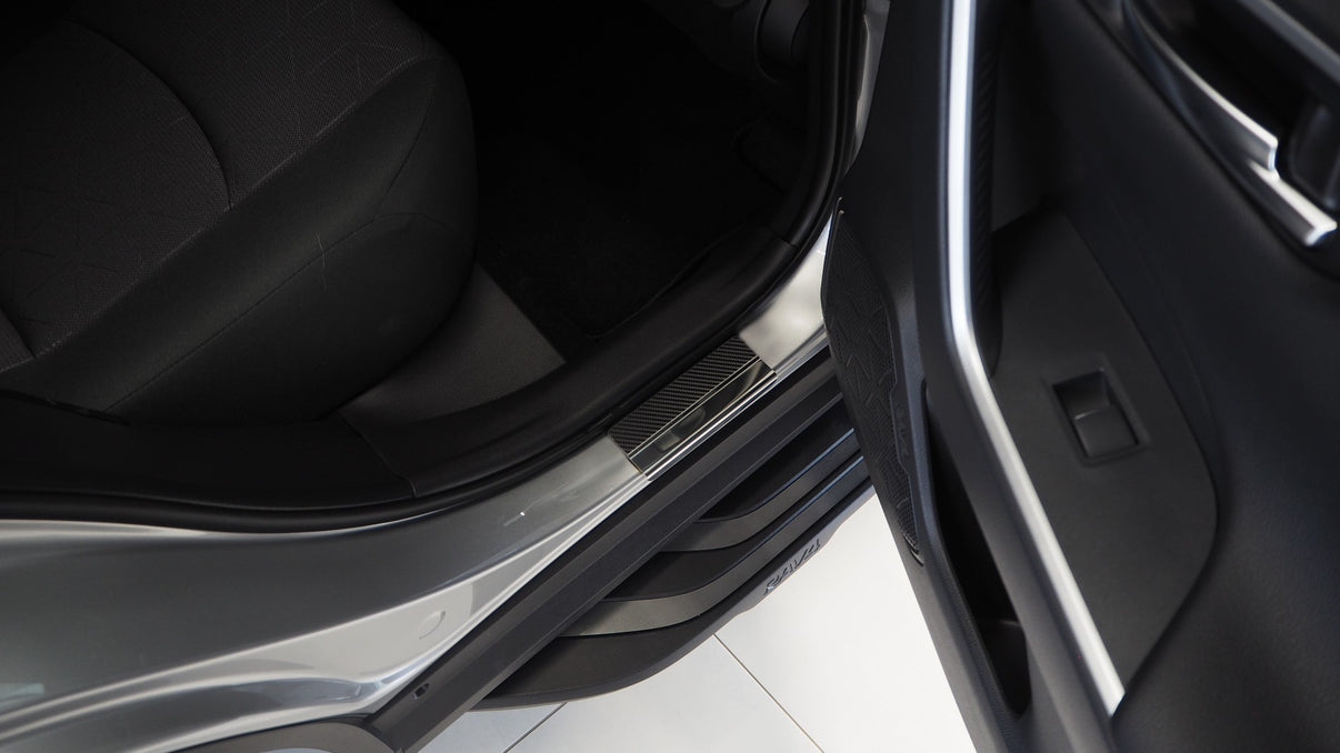 Tröskelskydd Toyota RAV4V 2019+ – kolfiber-look