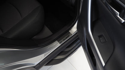 Tröskelskydd Toyota RAV4V 2019+ – kolfiber-look