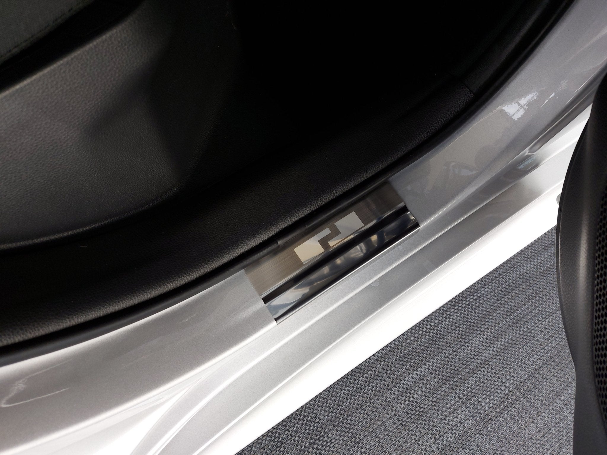 Brøndbeskyttere til Toyota Yaris IV 5D/Yaris Cross/Mazda 2 Hybrid 2020+ - 4-pak rustfrit stål Alu-Frost - Nærbillede detaljer