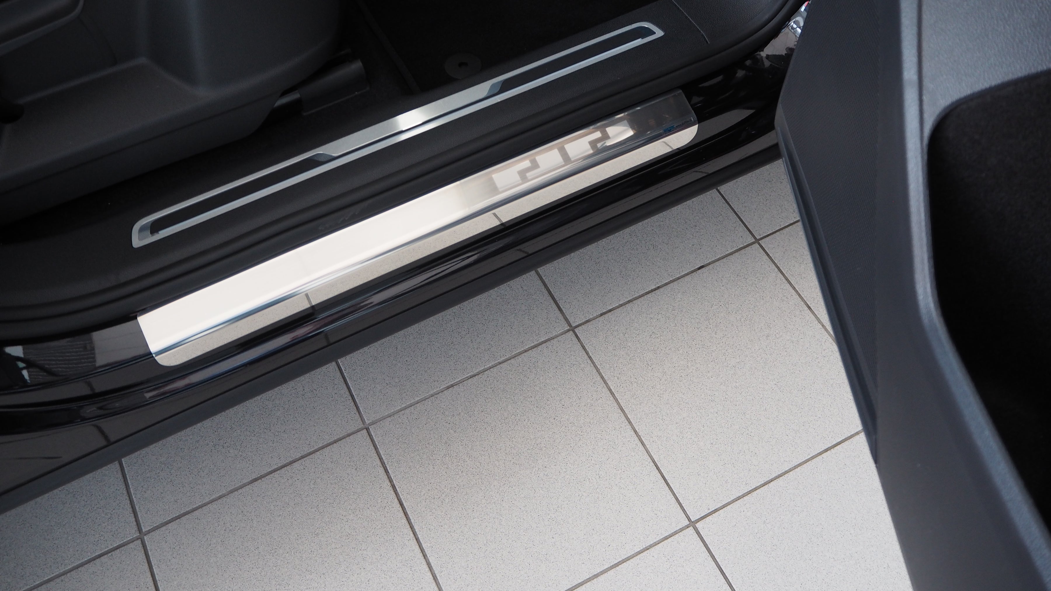 Tröskelskydd VW Tiguan 2016–2024 – rostfritt stål