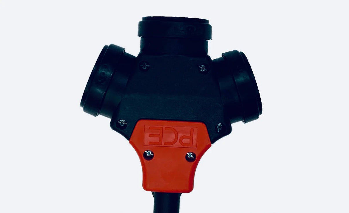 billede, der viser brug af Adapter Type 2 til 3x Schuko – 230V 16A IP44 Mode 3 – Evconnect – Evconnect