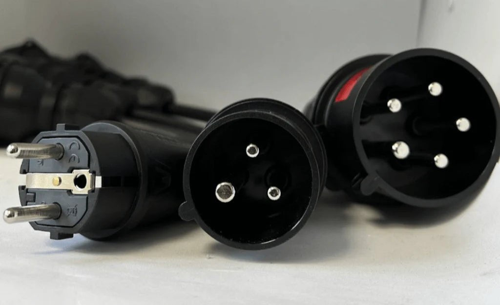nærbillede af detaljer og materialer af Adapterset Mode 2 CEE 16A 3-faset til Schuko/CEE 32A - Evconnect - Evconnect