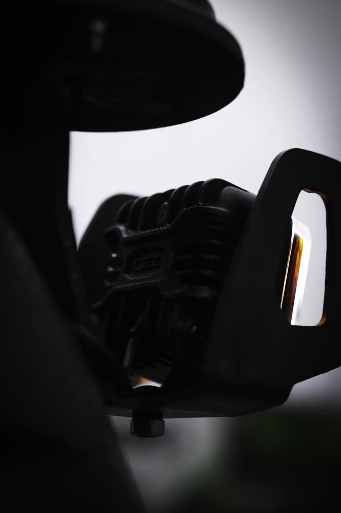 sidebillede, der viser profil og design af arbejdslys SQR 3” 3500lm Flood Double Flash, OZZ Lights – OZZ