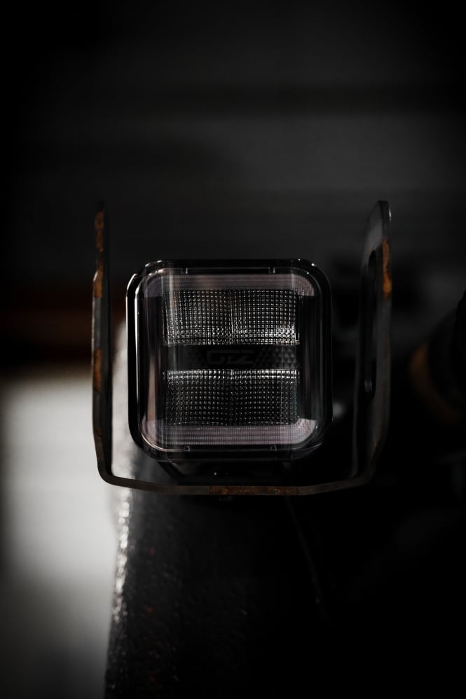 billede, der viser brugen af Work Light SQR 3” 3500lm Flood Double Flash, OZZ Lights – OZZ