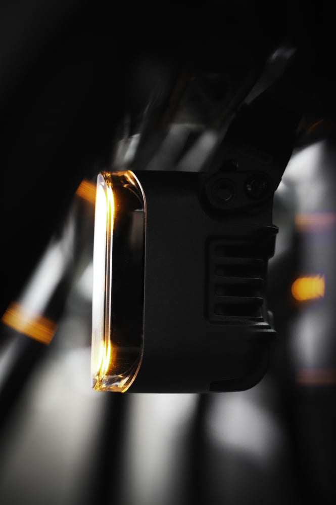 emballage og tilhørende tilbehør til Work Light SQR 3” 3500lm Flood Double Flash, OZZ Lights – OZZ