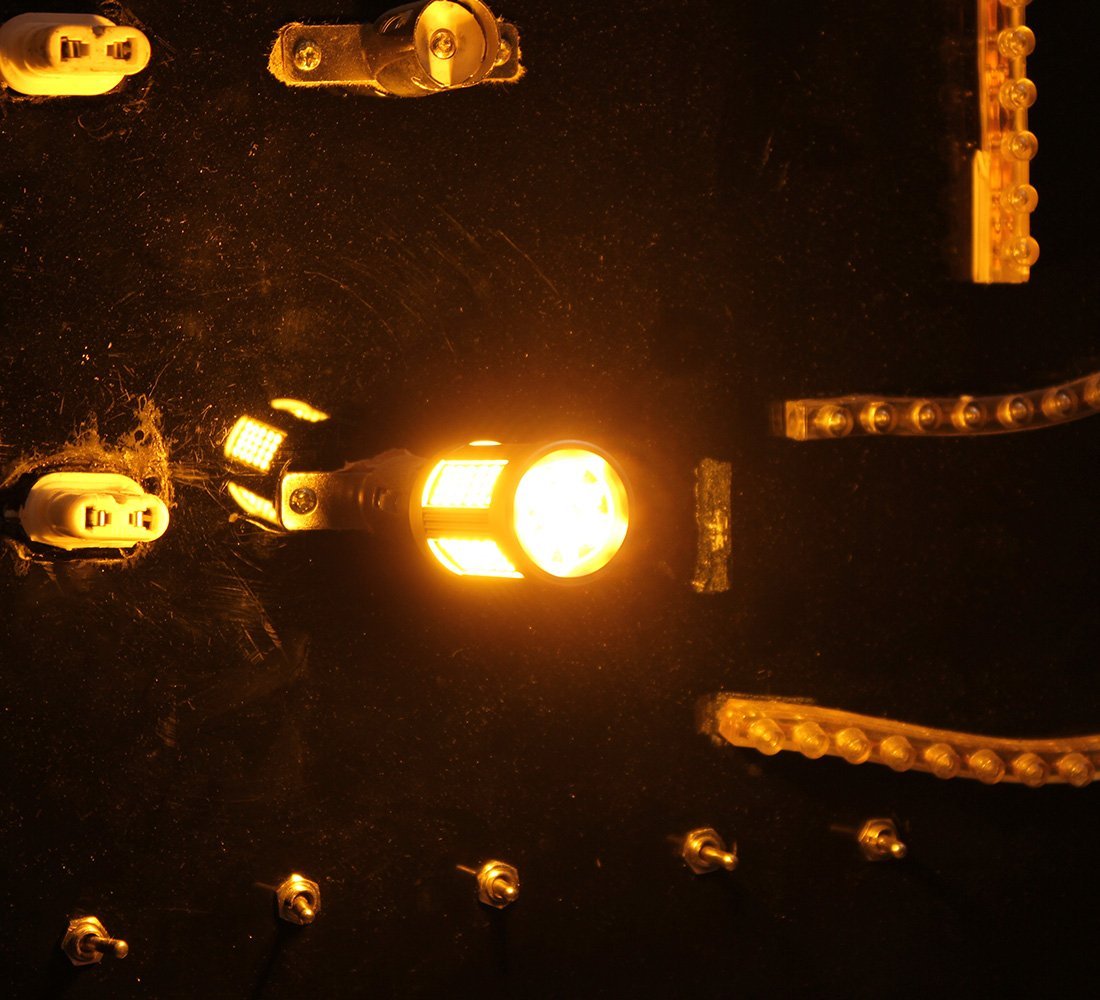 nærbillede af detaljer og materialer af BA15S – 1156 Signal Amber – The Xenon King