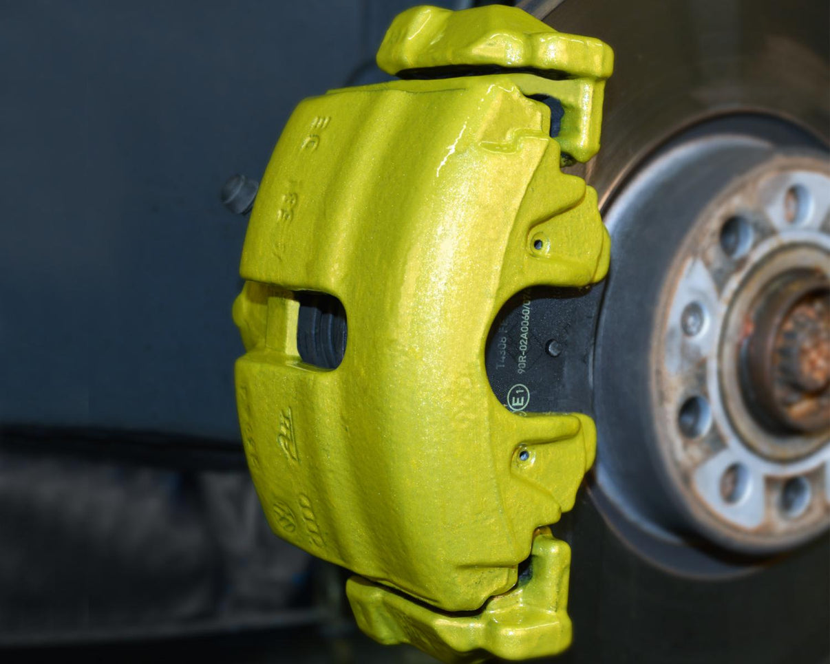 Bremsecaliper lak komplet sæt Hyper gold metallic – Foliatec 2K – i brug | Foliatec