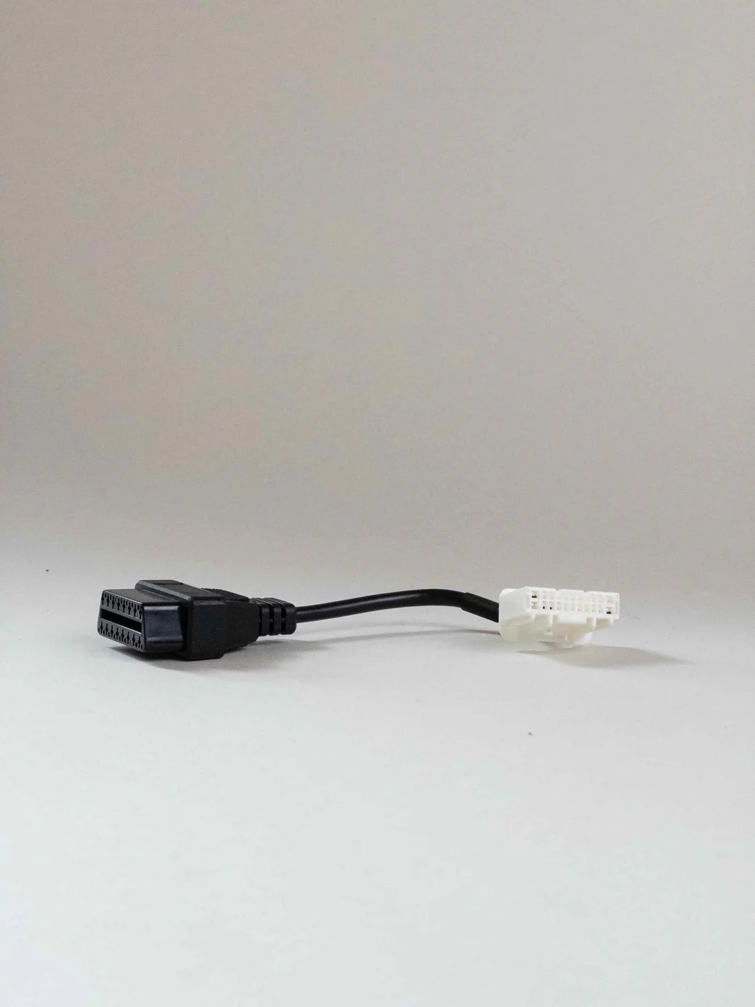 nærbillede af detaljer og materialer af Tesla OBD canbus adapter Model S/X 2021+ - TESLA