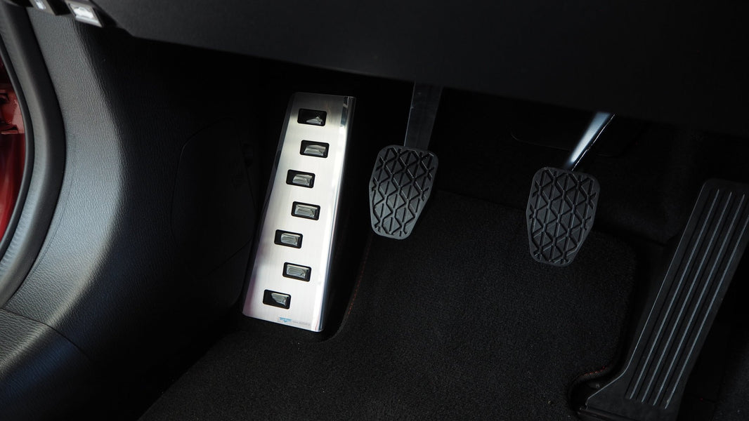 Fodstøtte venstre stål/sort polyurethan Mazda CX - 3 2015–2022 - Carlevel - 