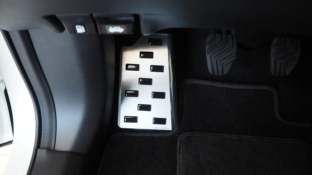 Fodstøtte venstre stål/sort polyurethan Nissan Qashqai II 2014–2020 - Carlevel - 