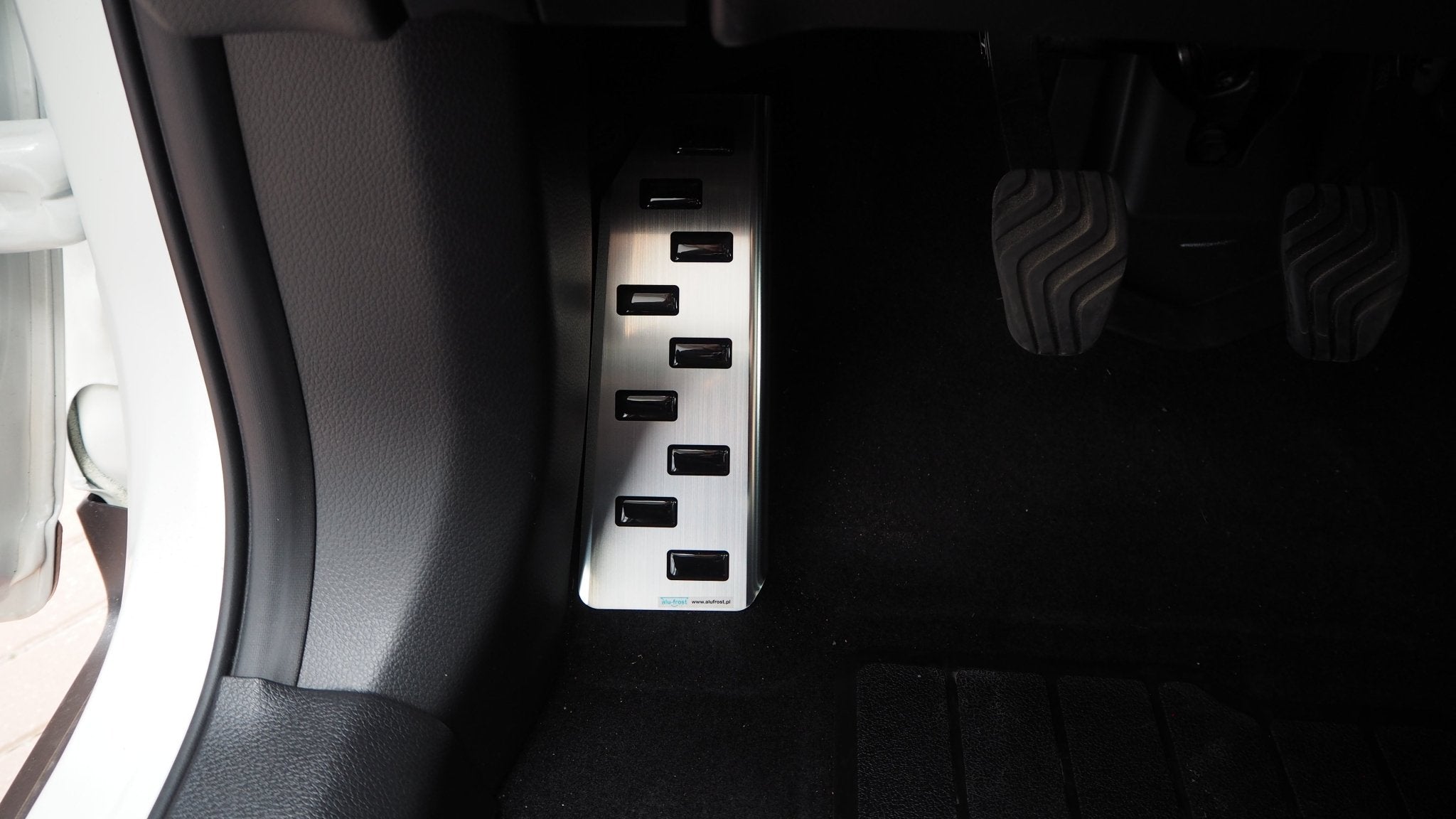 Fodstøtte venstre stål/sort polyurethan Nissan X - Trail III 2014–2021 - Carlevel - 