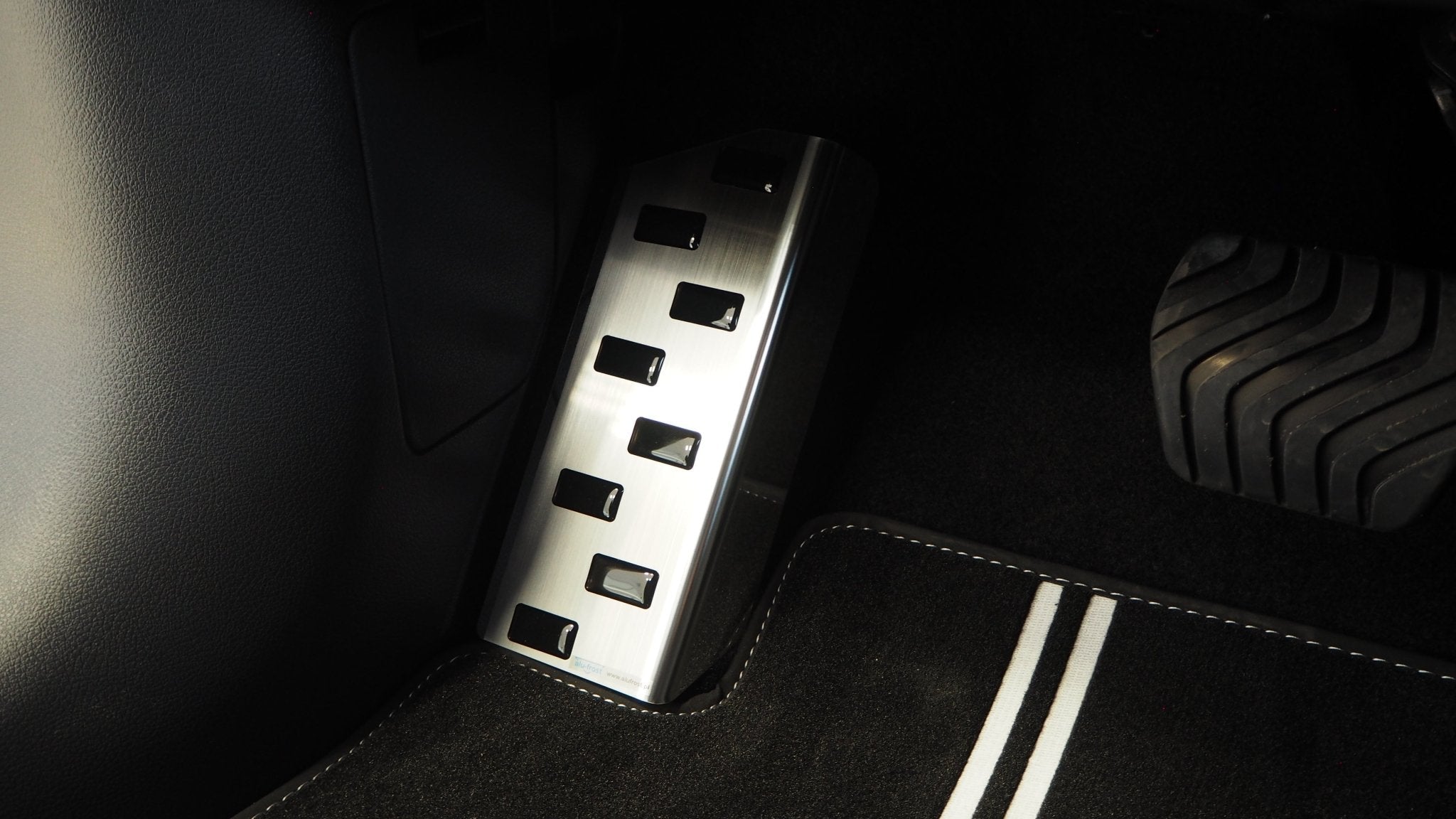 Fodstøtte venstre stål/sort polyurethan Nissan Micra V 5D 2017–2022 - Carlevel - 