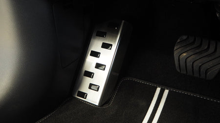 Fodstøtte venstre stål/sort polyurethan Nissan Micra V 5D 2017–2022 - Carlevel - 