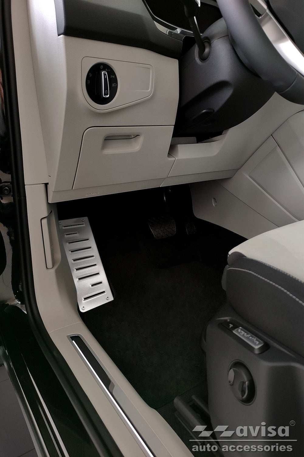 Fotstöd Volkswagen Tiguan II 2015–2020, facelift 2020+ m.fl. – Silver satin | AVISA - Carlevel AB - Fotstöd