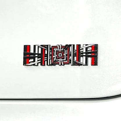 yderligere visning, der viser funktioner på Tesla Plaid Emblem/Badge Silver - TESLA