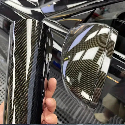 Carbon fiber vinyl wrap - Holdbar PET film til bil- og motorcykelstyling - produktbillede forfra | Carlevel