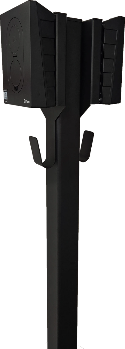 Ladestolpe S-Line Base til Zaptec Go - 2-vejs - Sort - Kabelophæng - 25 mm² - i brug | S-Line