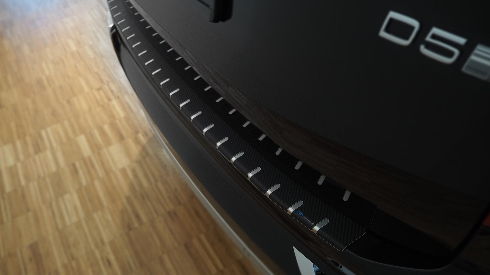 Cargo cover til Volvo XC90 2015+ - stål i kulfiberlook - produkt set fra siden | Alu-Frost