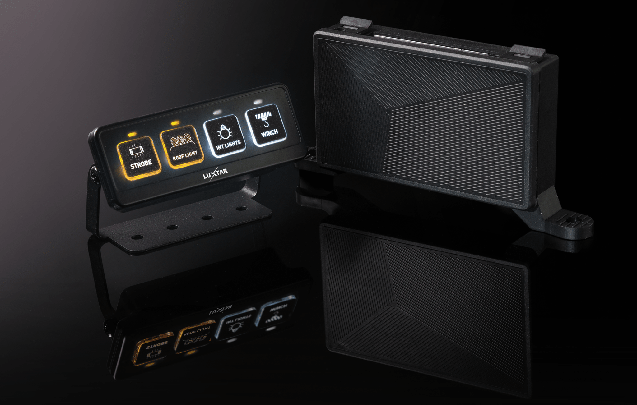 Switch Panel – 4 Channel – 12-24V DC – 2026-12-24 00:00:00 – LUXTAR – produktbild framifrån | LUXTAR