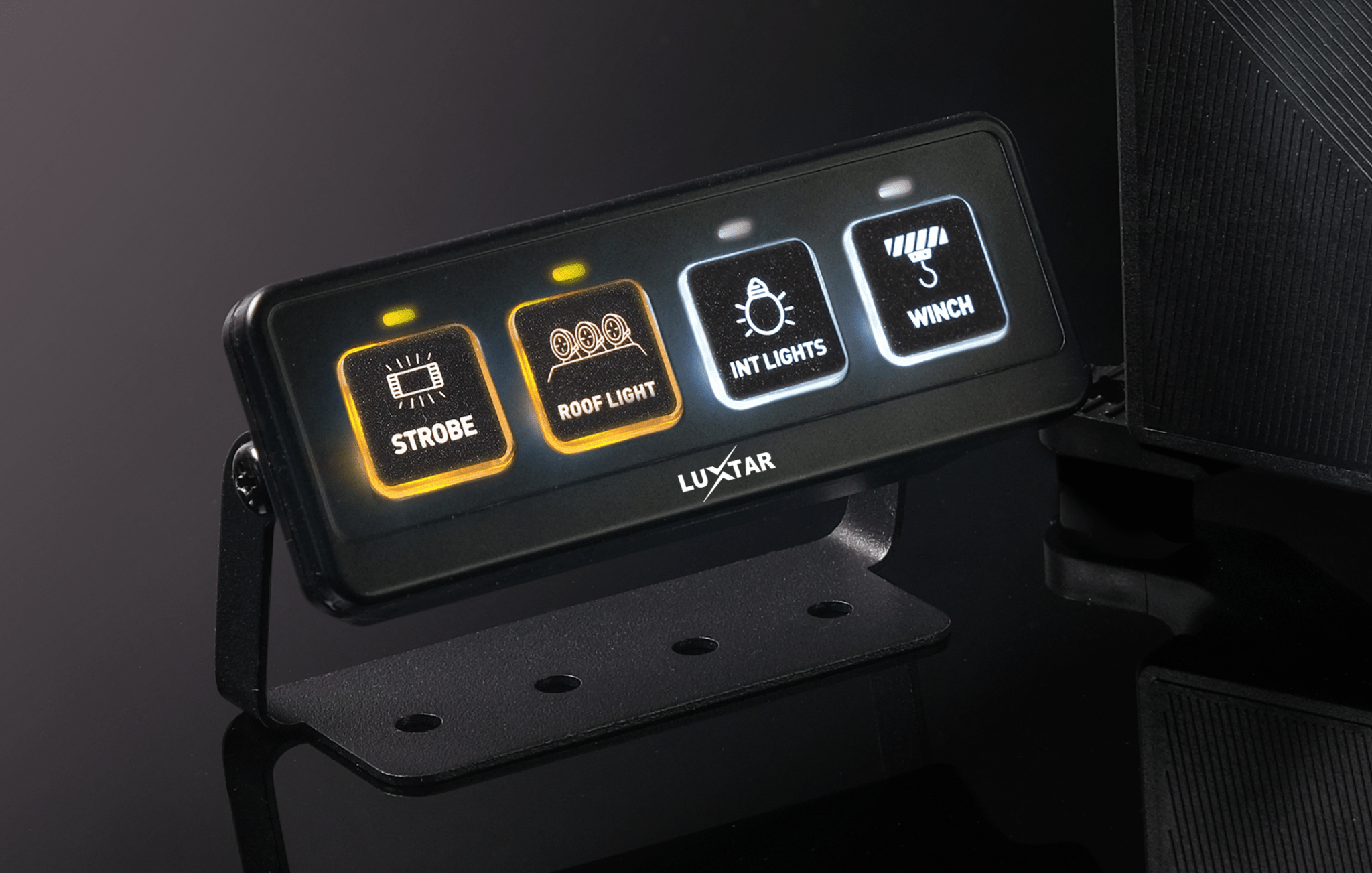 Switch Panel – 4 Channel – 12-24V DC – 2026-12-24 00:00:00 – LUXTAR – förpackning och innehåll | LUXTAR