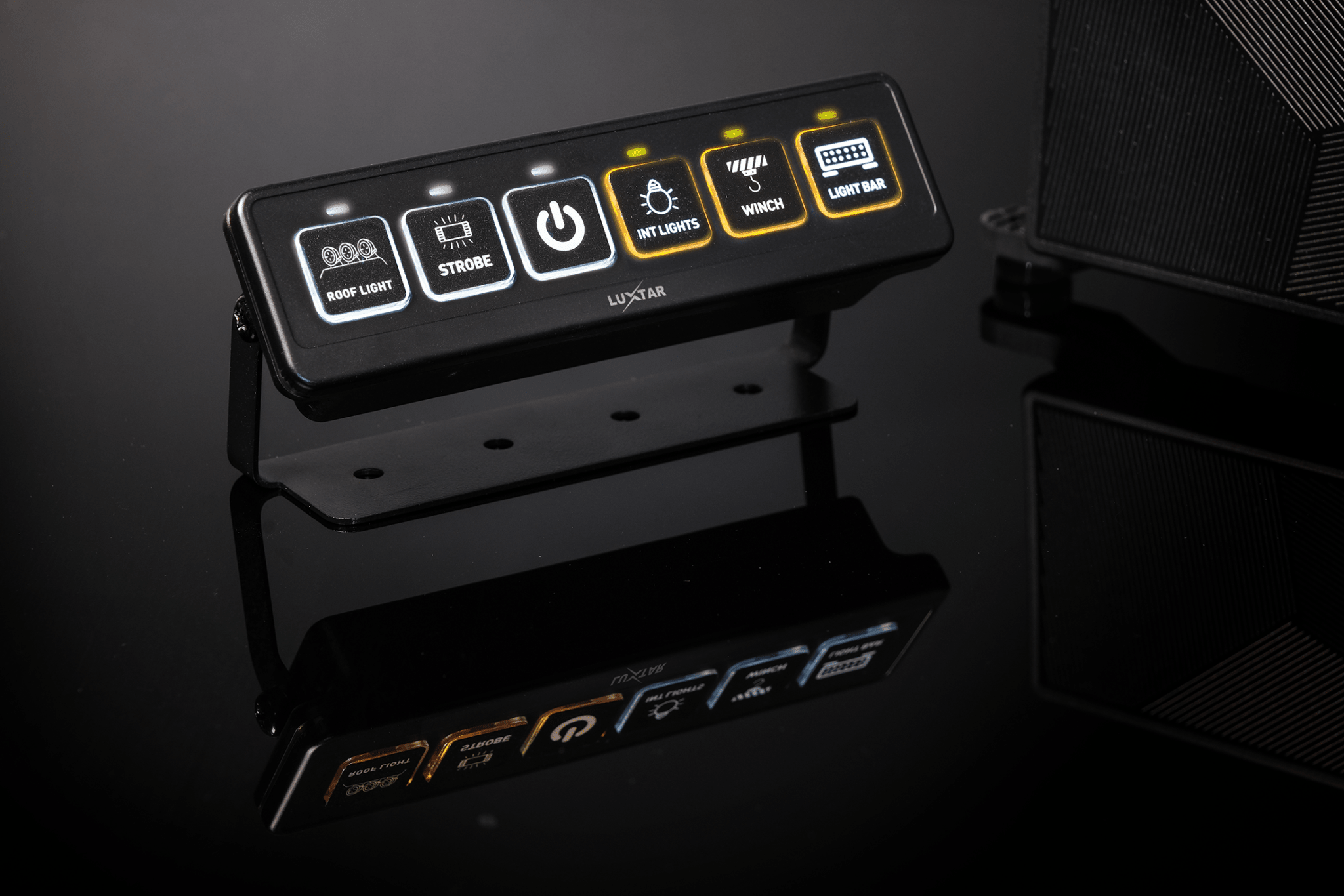 Switch Panel – 6 Channel – 12-24V DC – 2026-12-24 00:00:00 – LUXTAR – förpackning och innehåll | LUXTAR