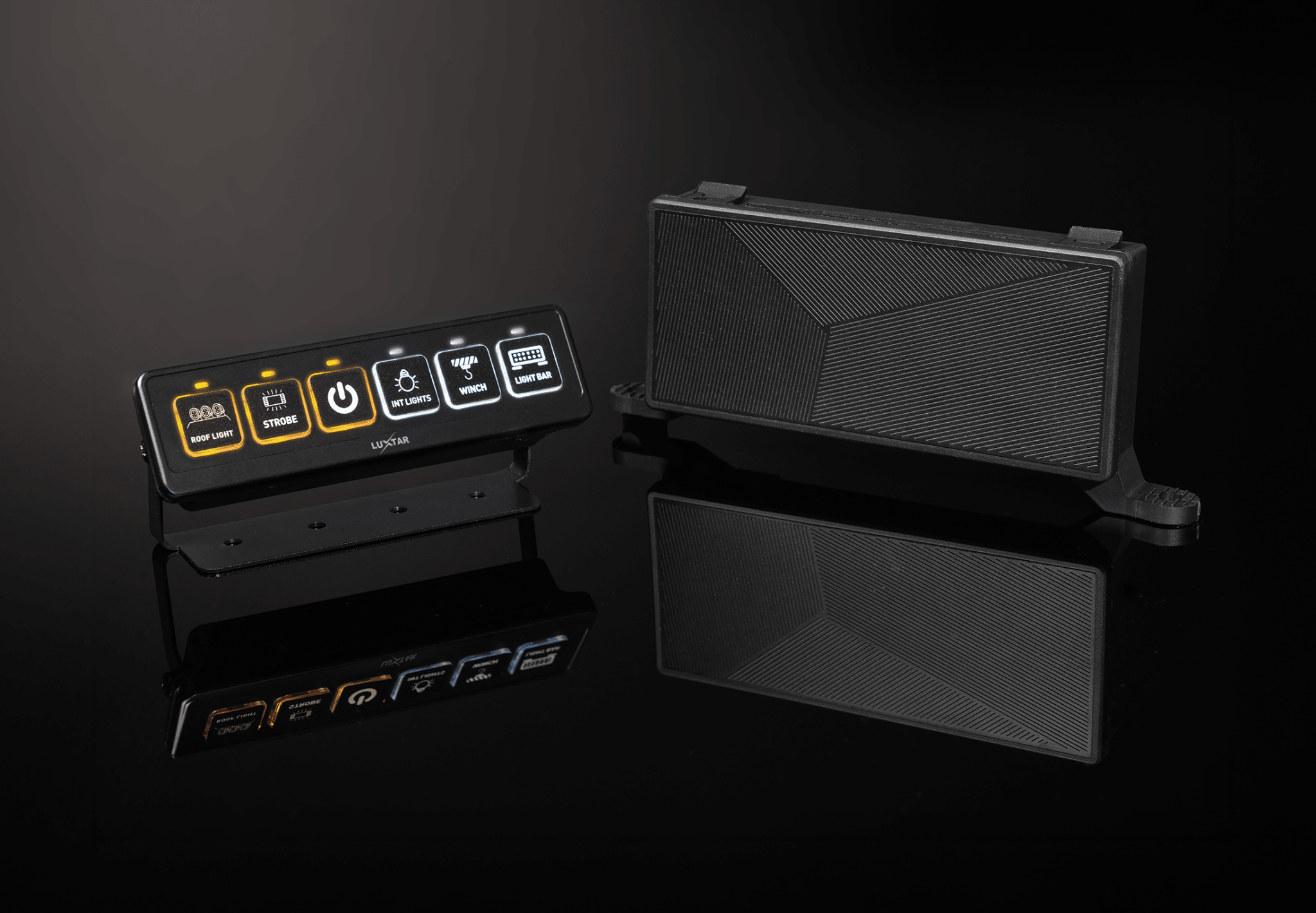 Switch Panel – 6 Channel – 12-24V DC – 2026-12-24 00:00:00 – LUXTAR – produktbild framifrån | LUXTAR