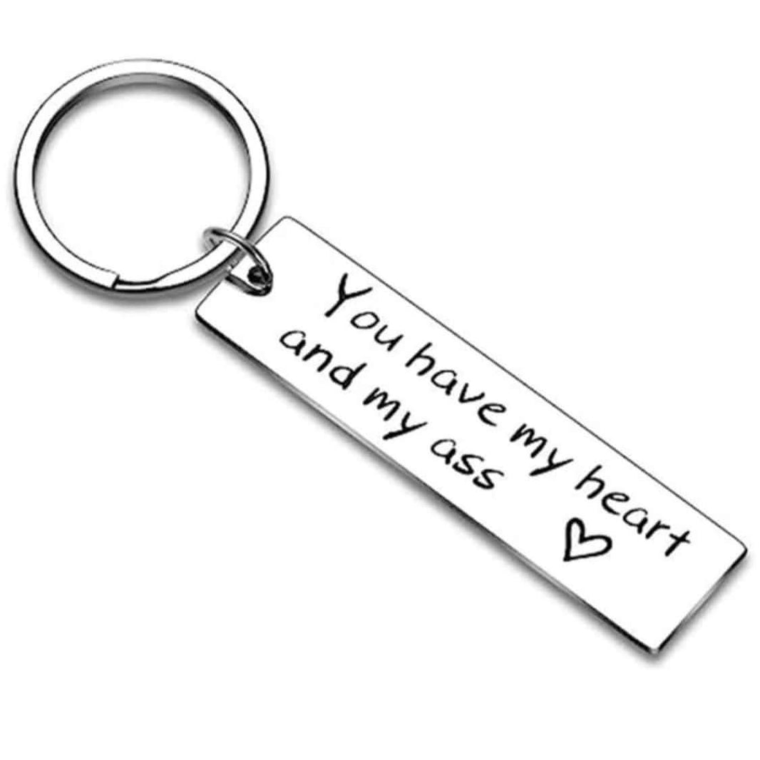 Nyckelring Rostfritt Stål – Text 'You Have My Heart and My Ass' – närbild detaljer | Carlevel