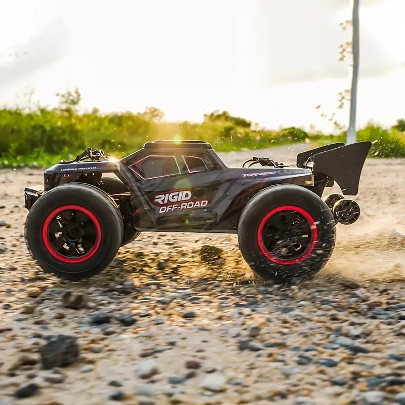 RC terrängracingbil 80 km/h LED 4WD uppladdningsbar – grön/svart – i användning | Carlevel
