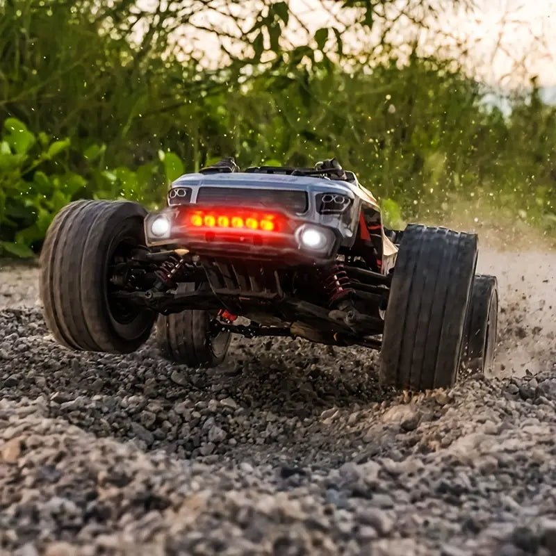 RC terrängracingbil 80 km/h LED 4WD uppladdningsbar – grön/svart – förpackning och innehåll | Carlevel