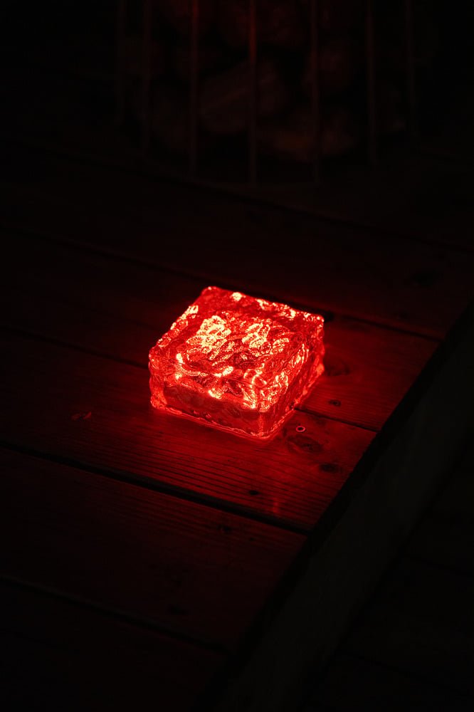 sidebillede, der viser profilen og designet af The Cube solcellelampe – Xenon-kongen