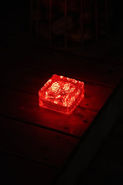 sidebillede, der viser profilen og designet af The Cube solcellelampe – Xenon-kongen
