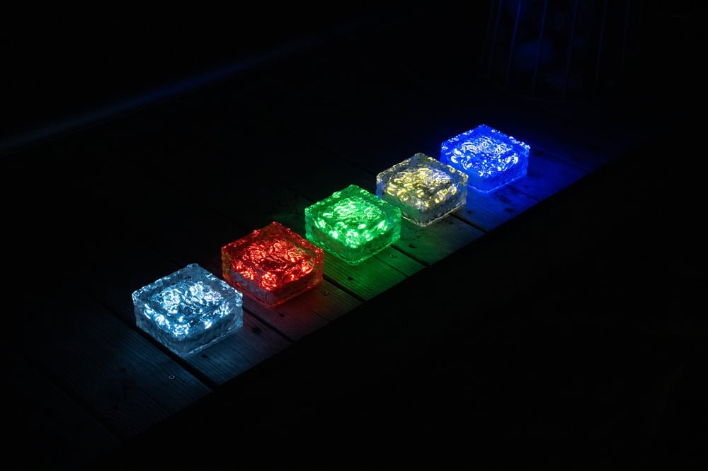 ekstra visning, der viser funktionerne i solcellelampen The Cube – Xenon King