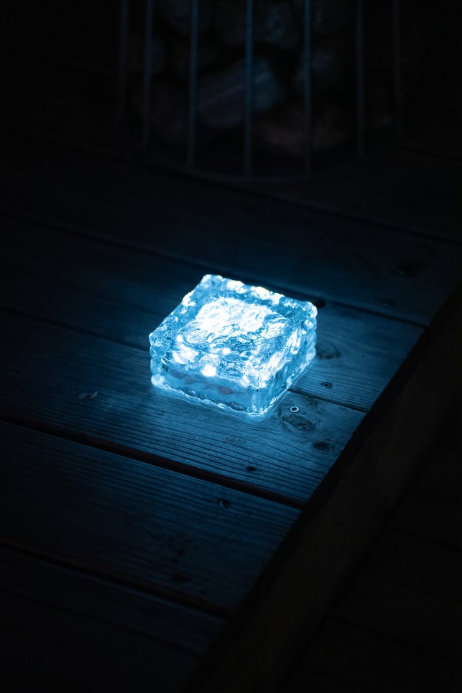 nærbillede af detaljer og materialer af Solcellelampen The Cube – The Xenon King