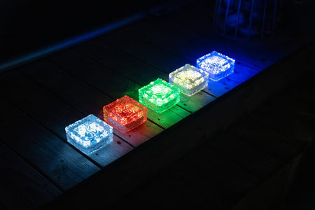 produktbillede forfra, der viser The Cube solcellelampe – Xenon-kongen