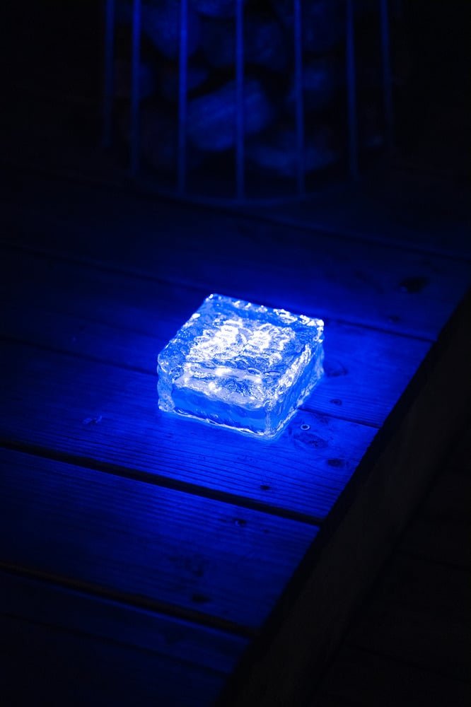 emballage og tilhørende tilbehør til Solar lampen The Cube – Xenon King