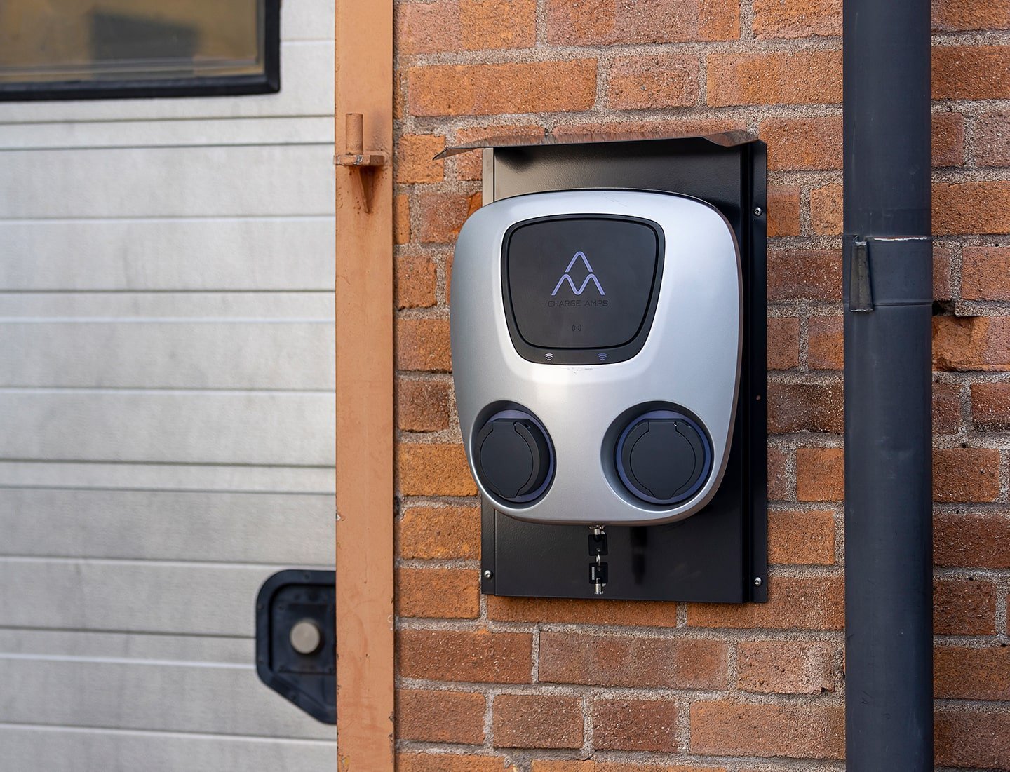 Stangbeslag Next Green Wallplate 320 - universal vægbeslag til ladeboks - nærbillede detaljer | Næste Grøn