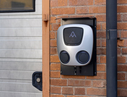 Stangbeslag Next Green Wallplate 320 - universal vægbeslag til ladeboks - nærbillede detaljer | Næste Grøn