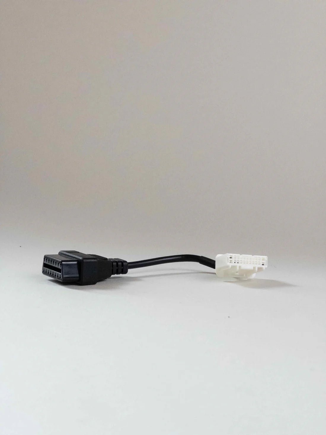 nærbillede af detaljer og materialer af Tesla OBD canbus adapter Model S/X 2021+ - TESLA